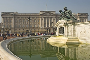 Bilder Datiert 8. Januar 2000: Reflexionen am Buckinghampalast in der Nähe des Viktorien-Monuments und einer Brunnenanlage im Zentrum von London