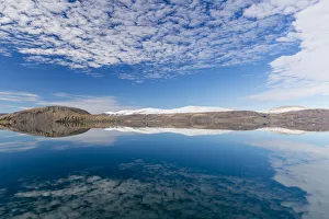 Spiegelungen im ruhigen Wasser von Makinson Fjord, Ellesmere-Insel, Territorium der Nordwestlichen Kanaada