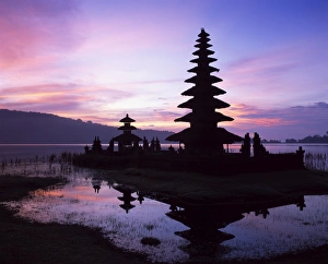 Bali Island Attractions Drucke: Reflections of the Candikuning Temple in the water