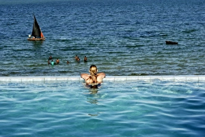 Sunny Day Relaxation Drucke: Resort, Vilanculo (Vilankuko) Beach, Mozambique, Africa