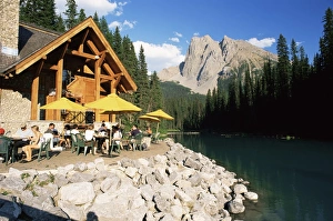 Emerald Lake Yoho National Park Drucke: Restaurant overlooking Emerald Lake, with Mount Burgess beyond, in evening light