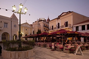 Bilder Datiert 30. September 2011: Restauranten am Abend in der Piazza San Marco im Zentrum von Zakynthos auf den Ionischen Inseln