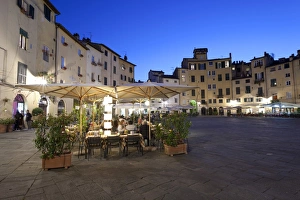 Restaurant im Abend auf der Piazza Anfiteatro Romano in Lucca, Toskana/Italien/Europa