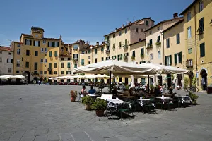 Restaurant im Piazza Anfiteatro Romano, Lucca, Toskana und Italien (Europa)