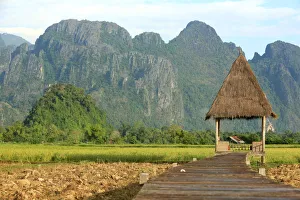 Rice Field Landscape Photography Drucke: Rice fields with stunning mountain backdrop, Laos, Indochina, Southeast Asia, Asia