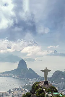 Blick auf das Rio-de-Janeiro-Landwerk mit dem Korcovado, der Christ und den Zuckerhügeln ist Weltkulturerbe