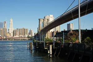 Der Flusscafé und der Brücke von Brooklyn