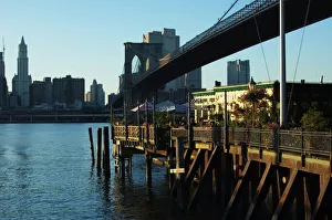 Der Flusscafé unter der Brücke von Brooklyn