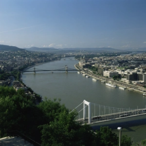 Danube River Scenic Views Drucke: River Danube and city