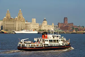 Kreuzfahrtschiffe Drucke: Fähre am Fluss Mersey und die drei Göttinnen in Liverpool im Vereinigten Königreich