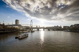 Traditional British Culture Images Drucke: The River Thames looking West from Waterloo Bridge, London, England, United Kingdom