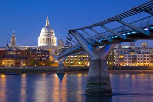 Bilder Datiert 2. November 2013: Fluss Themse mit dem Milleniumbrücke und der Kathedrale von Sankt Paul am Abend in London im Vereinigten Königreich