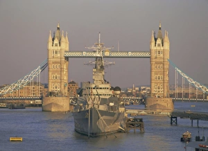 Brücke Drucke: Fluss Themse und Turmbrücke und HMS Belfast in London im Vereinigten Königreich in Europa