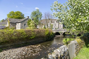 Arched Bridge Photography Drucke: Riverside Cottages in Baslow in springtime, Derbyshire Dales, Derbyshire, England