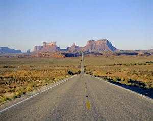 Clear Blue Sky Landscapes Drucke: Road to Monument Valley
