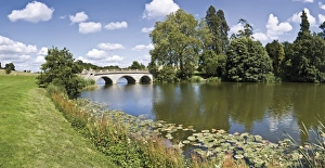 Drucke von Brücke Robert Adama in Compton Verney im Vereinigten Königreich (Warwickshire), England See Drucke: Brücke Robert Adam, Compton Verney
