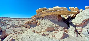 Ein Felsbrücke im Devils Playground wo sich die Trollhäuser verstecken; Petrified Forest National Park, Arizona (USA), Nordamerika