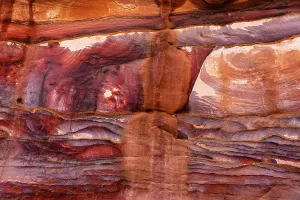 Erosion Landscape Photography Drucke: Rock formations show colors and patterns in Petra