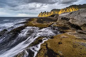Felsformationen und Abendlicht auf den Teeth of Devil Bergen, Tungeneset, Senja