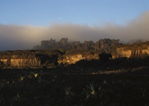 Blue Sky Mountain Views Drucke: Rock shapes in a labyrinth, Mount Roraima summit, Brazilian sector, Roraima State