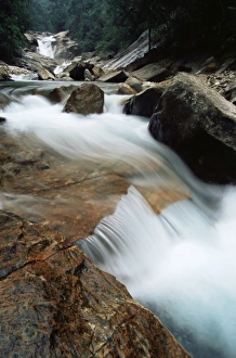 Motion Blur Photography Tips Drucke: Rocks in fast flowing stream