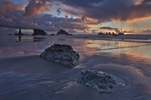Sunset Rock Formation Drucke: Rocks, sea stacks, and clouds at sunset