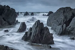 Rocker Felsenhälfte an der dramatischen Nordküste von Devon im Winter, Devon (England), Vereinigtes Königreich