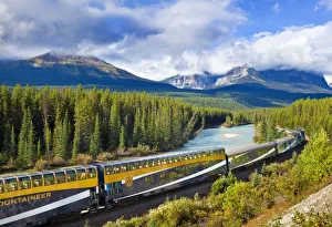 Der Rocky Mountain-Expresszug am Kurvenpunkt von Morant bei dem See Lake Louise im kanadischen Rocky Mountains