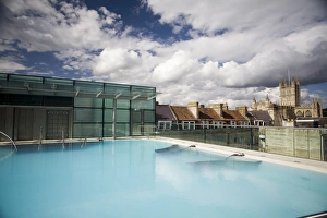Bad Drucke: Dachterrasse-Pool im neuen Königsbad-Therme-Baumhaus am Ufer des Flusses Avon in der Stadt Bath