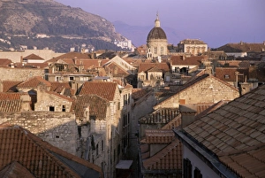Croatian Heritage Sites Drucke: Roofscape, with evidence of repairs in progress in 1997, Dubrovnik, Dalmatia