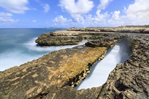 West Indies Beaches Drucke: Rough sea and cliffs, Devils Bridge, Antigua, Antigua and Barbuda, Leeward Islands