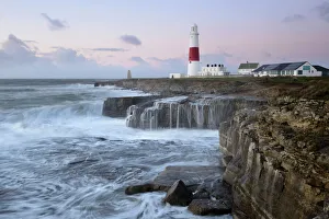 Grobe Wellen krachen über Felsen nahe der Portland-Bill-Fähre in Dorset, England, Vereinigtes Königreich