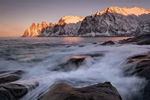 Norway Coastline Drucke: Rough Seas at The Devils Jaw (Devils Teeth) at sunset