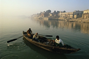 Indian Cultural Landmarks Drucke: Rowing boat on the River Ganges