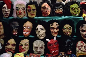 Drucke von Reihen von Allerheiligenmasken zum Verkauf, Mexiko-Stadt in Mexiko Nordamerika Halloween-Plakate: Reihen von Ostermasken zum Verkauf