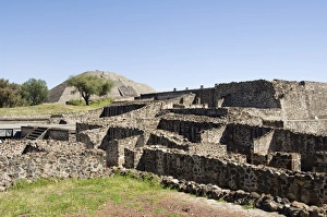 World Heritage Site In North America Drucke: Ruins and Pyramid of the Moon beyond