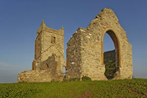 Die Ruinen der St.-Michaels-Kirche auf dem Gipfel von Burrow-Mump