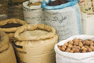 Vereinigte Arabische Emirate Drucke: Säcke von Nüssen und Linsen im Gewürzmarkt