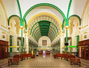 Innenraum des Saigonschen Zentralkurieramtes nachts in der Stadt Ho-Chi-Minh-Stadt (Sai Gon), Vietname