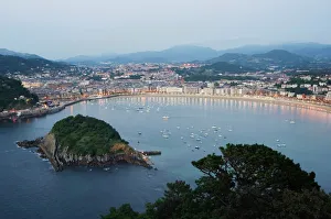 Drucke von Bucht von San Sebastián bei Nacht in der Baskischen Region (Euskadi), Spanien und Europa Spanien Drucke: Bucht von San Sebastien am Abend