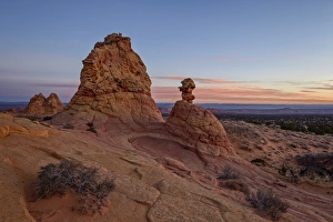 Arizona Sandstone Formations Drucke: Sandstone formations at dawn with pink clouds