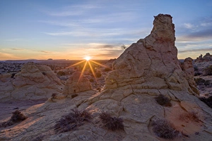 Arizona Sandstone Formations Drucke: Sandstone formations at first light with a sunburst