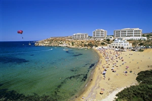 Blue Sky Beach Vacation Drucke: Sandy beach with Radisson SAS Hotel, Golden Bay, Malta, Mediterranean, Europe