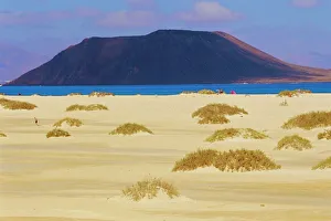 Fuerteventura Landscape Drucke: Sandy dunes and Isla de los Lobos in the background
