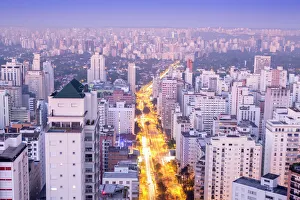 Drucke von Das Skyline von São Paulos aus den Jardins in São Paulo im Brasilien Südamerika Brasilien Drucke: Die Skyline von São Paulo aus dem Jardim in São Paulo, Brasilien Südamerika