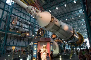 Amerika Drucke: Rakete Saturn V, Befehl und Dienstmodule sowie ein Raumsuit aus dem Apollo 13