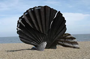 Bildhauerei Drucke: Die Skaloppfiguren-Plastik von Maggie Hambling am Strand in Aldeburgh, Suffolk