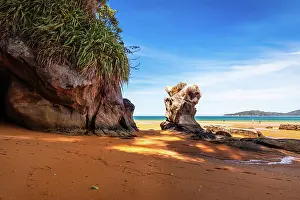 Low Tide Beach Scene Drucke: Scenic Rock Stack on Bright Orange Beach at Low Tide, Abel Tasman Coast, New Zealand