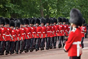 Drucke von Schottische Garde am The Mall marschiert zu Troopings der Farben in London im Vereinigten Königreich in Europa Veranstaltung Drucke: Schottische Garde auf dem Weg entlang der Mall zu Troopings des Farbens bei London im Vereinigten Königreich