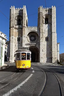 Portugal Drucke: Sé und Tramway (Elektrisch), Alfama, Lissabon, Portugal, Europa